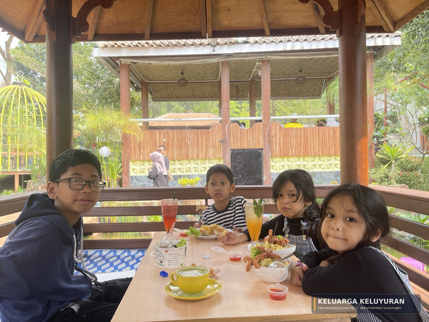 Foto asli keluarga saat makan bersama